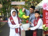 Menyiram Bunga Krisan MTSB 2025